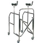 DEAMBULATORE PIEGHEVOLE IN ACCIAIO CROMATO CON APPOGGIO ANTIBRACHIALE - 4 RUOTE PIROETTANTI (2 CON FRENI) - APPOGGI REGOLABILI IN ALTEZZA 95-130cm - PORTATA 130 kg - IN ACCIAIO CROMATO
