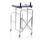 DEAMBULATORE PIEGHEVOLE CON APPOGGIO ANTIBRACHIALE A TAVOLO - 4 RUOTE PIROETTANTI (2 CON FRENI) - PORTATA MAX 130 kg - AMPIO PIANO IMBOTTITO INCAVO, CON DUE MANIGLIE REGOLABILI IN INCLINAZIONE E LARGHEZZA - IN ACCIAIO CROMATO