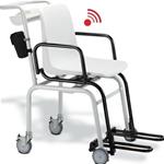 SECA - Bilancia digitale a poltrona con ruote - Portata 300 kg - Con modulo wireless per trasferimento dei valori - divisione 20 g <50 kg> 50 g <150 kg>100 g -  braccioli ribaltabili e poggiapiedi ripiegabili - Classe III.