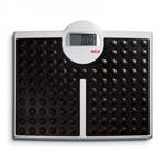 SECA - Bilancia digitale con pedana extra-large. Portata 200 kg - divisione 100 g. Alimentazione a batterie