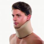 COLLARE MORBIDO - H 5.5CM - TG M (38 - 43 cm) - PELLE - Supporto cervicale anatomico - Gommapiuma morbida a poro aperto - Apertura all’altezza della laringe - Chiusura a velcro, regolabile