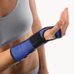 BORT STECCA PER AVAMBRACCIO E POLSO - TAGLIA M (giro polso 17-19 cm) - DESTRA - CON FASCIA BLU - Classica polsiera mano-polso per il sostegno dell’articolazione del polso