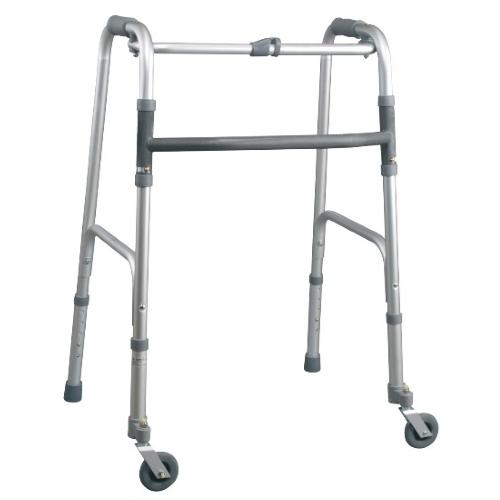 DEAMBULATORE PIEGHEVOLE CON 2 RUOTE PIROETTANTI AUTOBLOCCANTI - ALTEZZA REGOLABILE 82-99 cm - PORTATA MAX 130 kg - 2 RUOTE PIROETTANTI E 2 PUNTALI - MANOPOLE IMBOTTITE - CON PULSANTE - IN ALLUMINIO