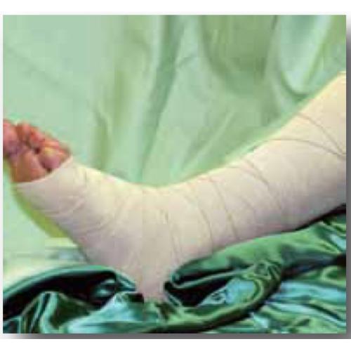 FISIOLASTIC (12 cm x 5 m tesa) - BENDA ELASTICA CON FERMAGLI COLOR PELLE (Estensibilità 70% circa - grado medio) IDEALE PER BENDAGGI DI SOSTEGNO E FORTE COMPRESSIONE COSTANTE NEL COMPLESSO SINTOMATICO VARICOSO, NELLA PROFILASSI ANTITROMBOTICA