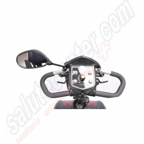 Scooter (Rosso) di medie dimensioni, sedile con numerose regolazioni: schienale, poggiatesta, larghezza e altezza braccioli, seduta - piantone dello sterzo regolabile - ruote a fianco alto per tutti i fondi stradali.