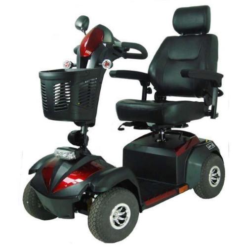 Scooter (Rosso) di medie dimensioni, sedile con numerose regolazioni: schienale, poggiatesta, larghezza e altezza braccioli, seduta - piantone dello sterzo regolabile - ruote a fianco alto per tutti i fondi stradali.