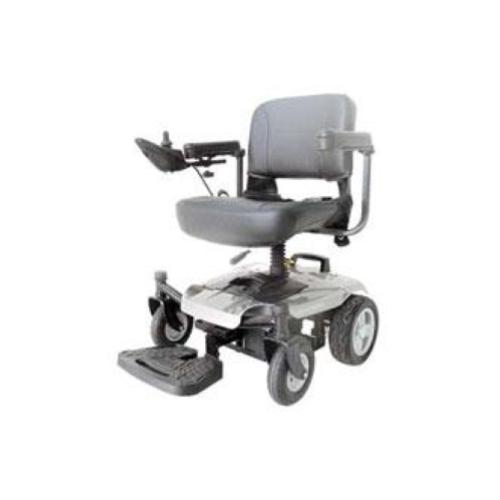 RIO II - Carrozzina elettronica, compatta per uso interno. Sedile morbido e imbottito. Braccioli ribaltabili e regolabili in larghezza. Sistema di rotazione della seduta. Pedana ripiegabile. Trasportabile.