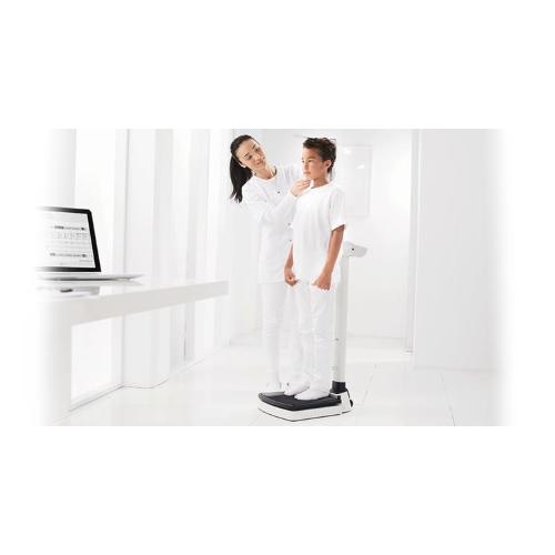 SECA - Bilancia elettronica wireless a colonna - portata 300 kg, divisione 50 g < 150 kg > 100 g - con altimetro integrato per uso medico -  funzione BMI (Body-Mass-Index): condizioni nutrizionali dei pazienti.
