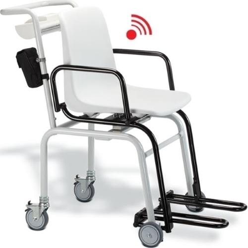 SECA - Bilancia digitale a poltrona con ruote - Portata 300 kg - Con modulo wireless per trasferimento dei valori - divisione 20 g <50 kg> 50 g <150 kg>100 g -  braccioli ribaltabili e poggiapiedi ripiegabili - Classe III.